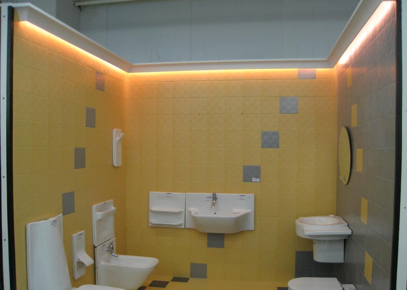 Дизайн туалетной комнаты в квартире с отделкой потолка