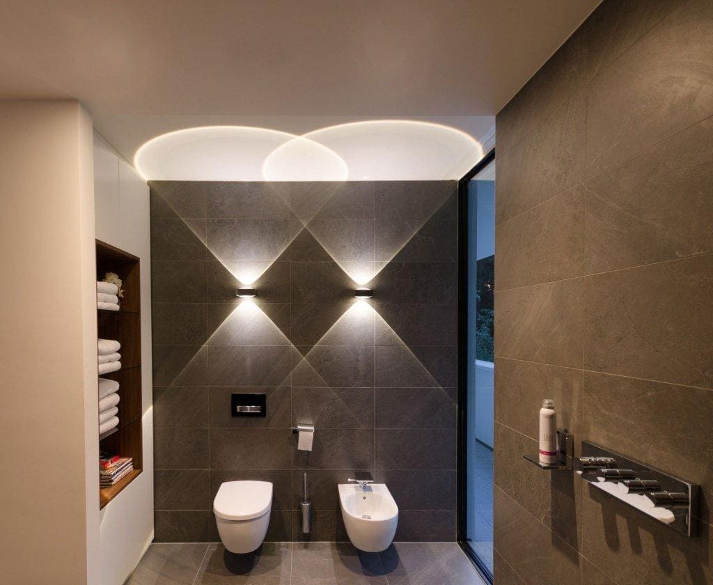 Дизайн туалетной комнаты в квартире с подсветкой