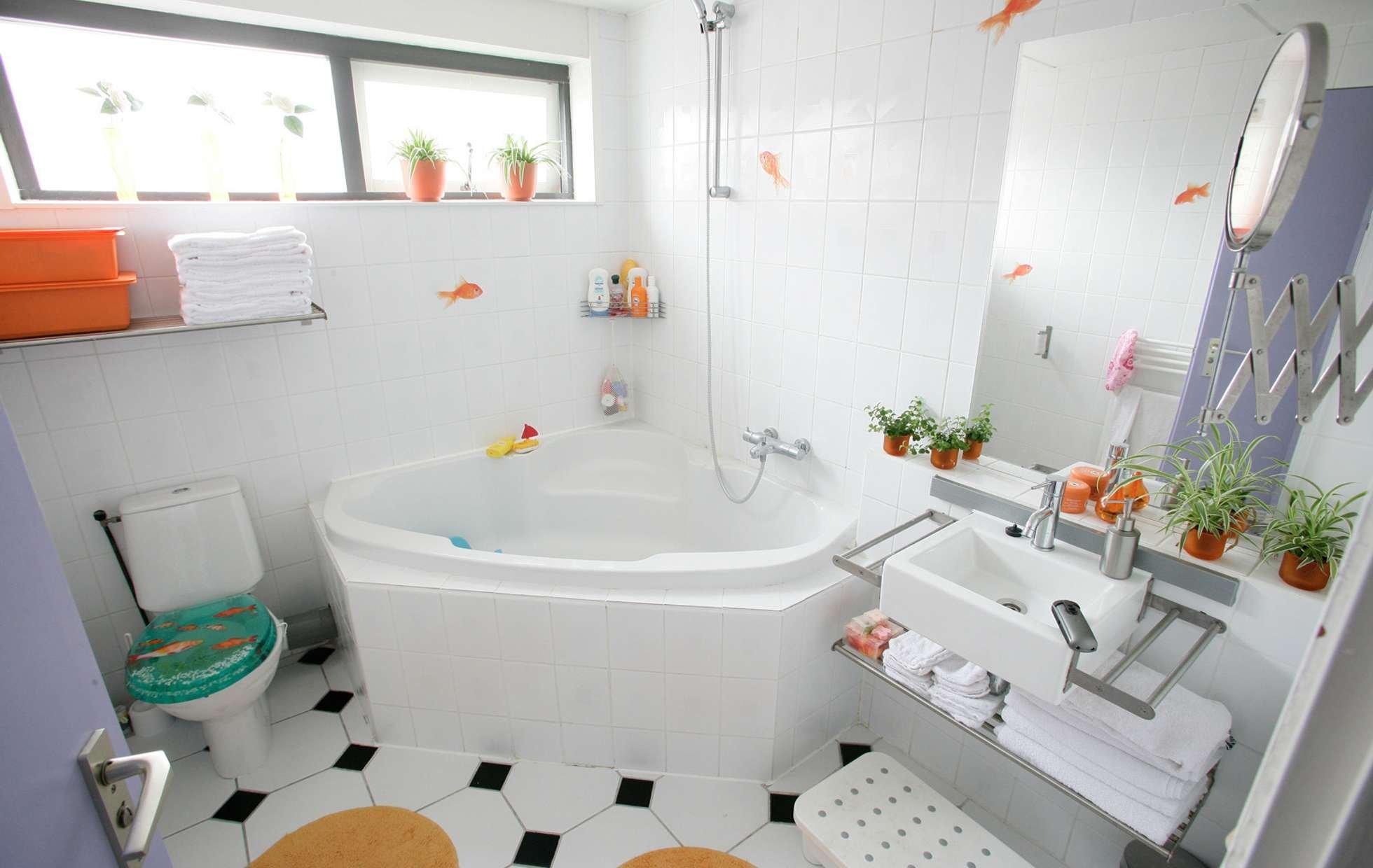 Шикарный дизайна ванной комнаты с контрастными оттенками