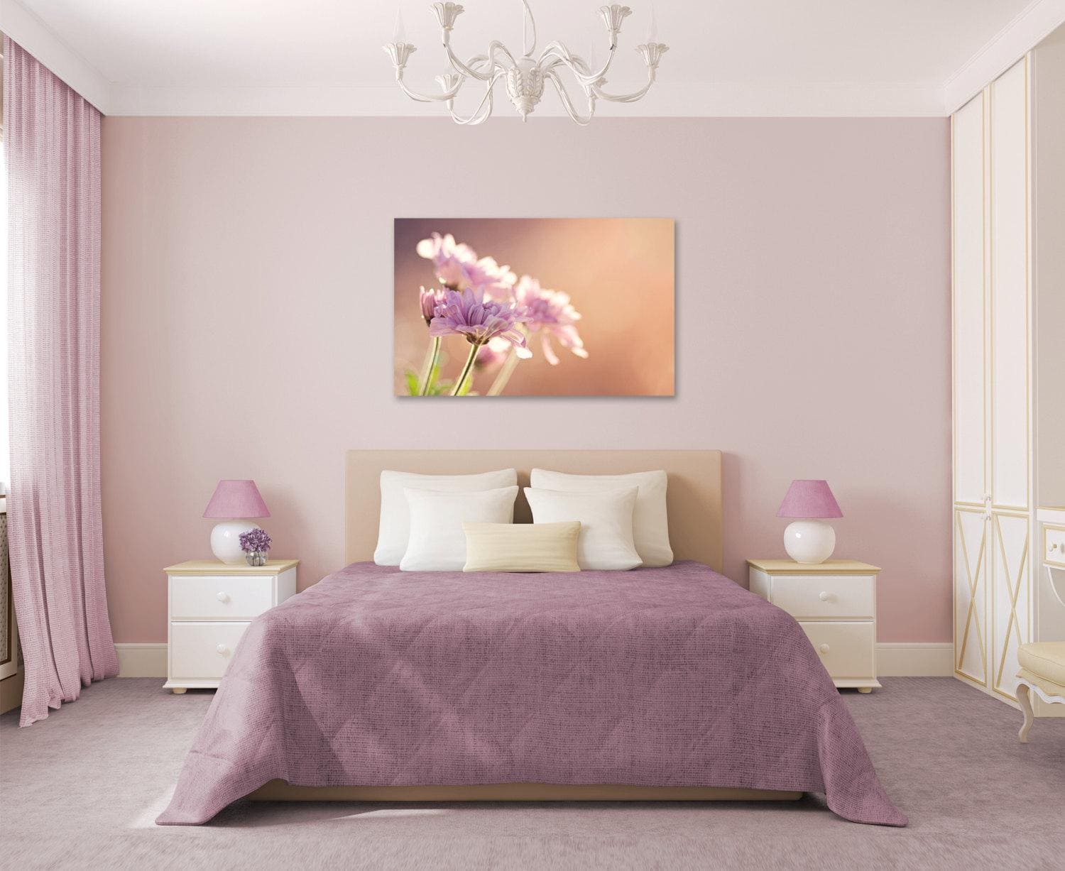 Спальня в лавандовом и розовом цвете с добавлением винных оттенков